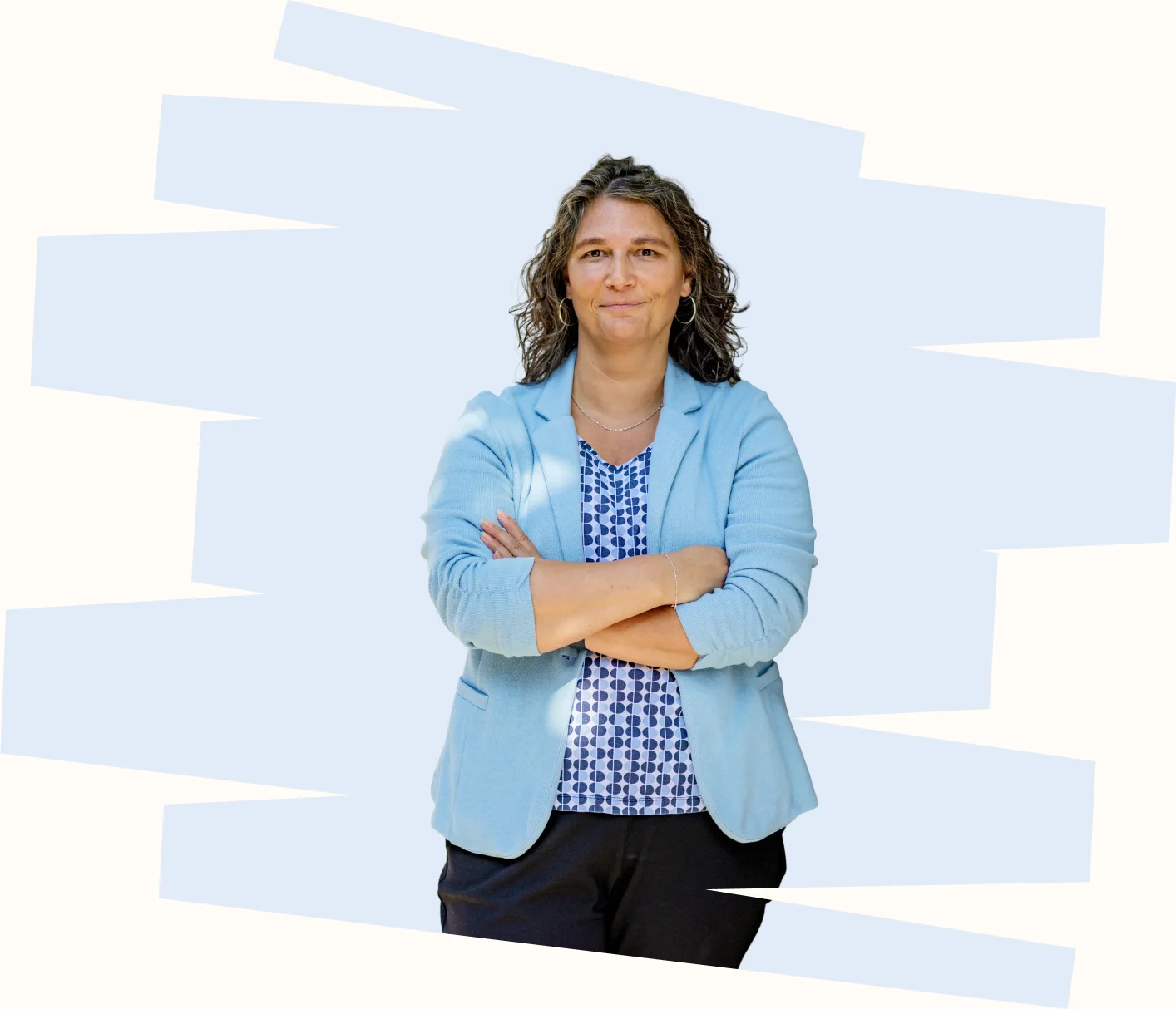 Dominique Woith mit verschränkten Armen vor hellblauen Pinselstrichen