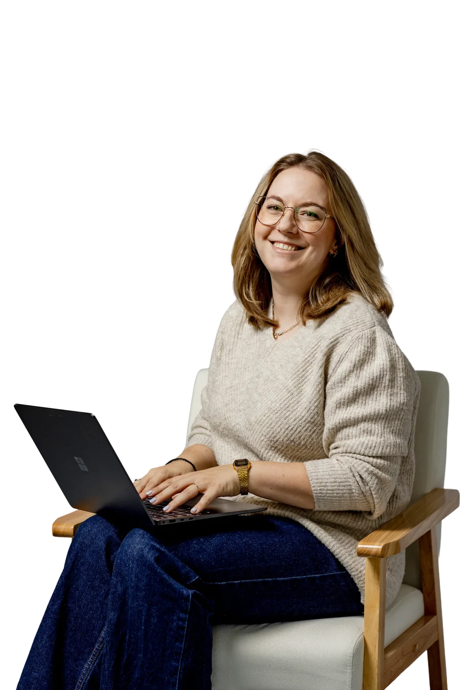 Dominique Woith mit Laptop auf einem Sessel