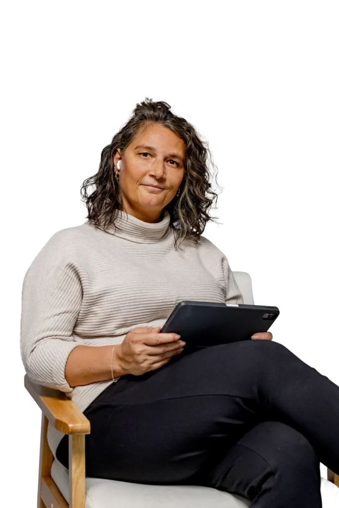 Katja Beckmeyer mit Tablet auf einem Sessel